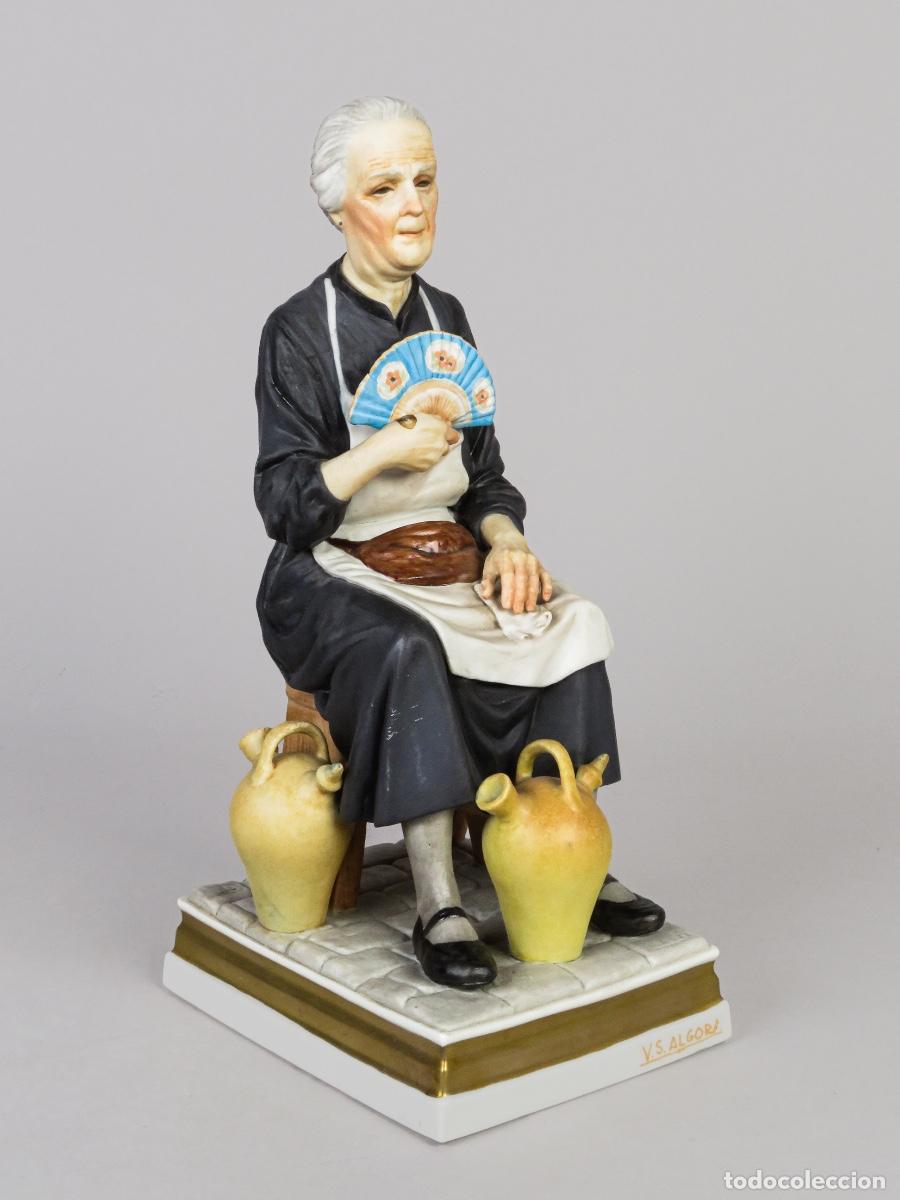Arte: Escultura anciana sentada porcelana Algora serie de Los Oficios siglo XX