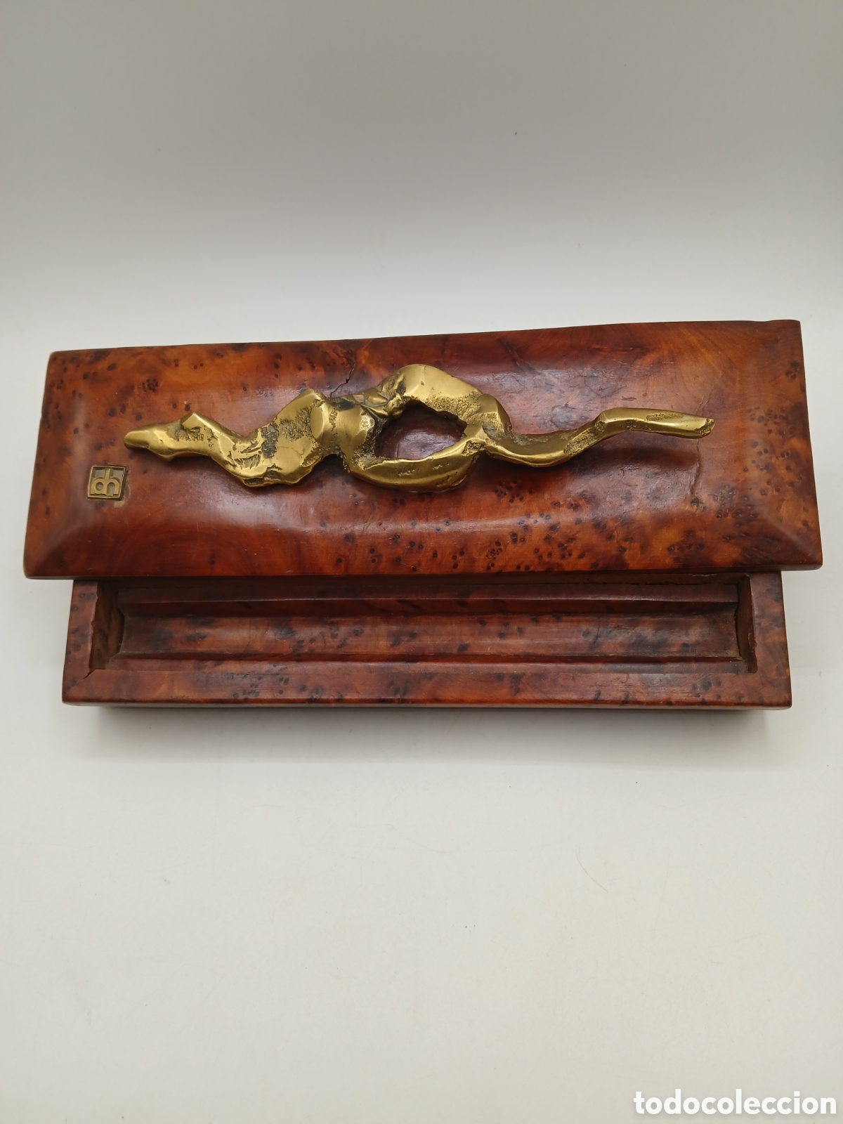 Arte: David Marshall. Escribania madera de ra&iacute;z y escultura brutalista bronce