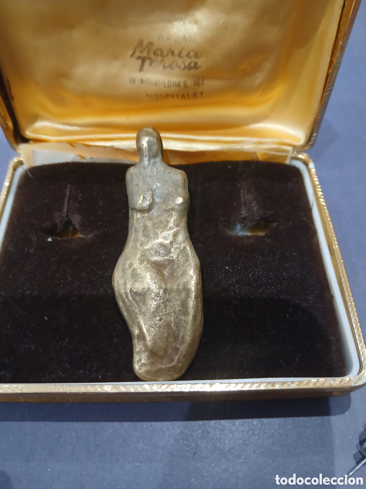 Arte: Escultura en bronce colgante firmado sin identificar