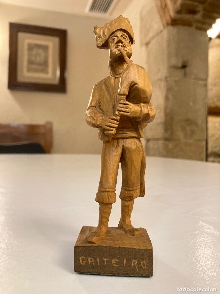 Arte: Antigua y bonita figura siglo XX en talla de madera (boj ?) de un gaitero sobre peana.