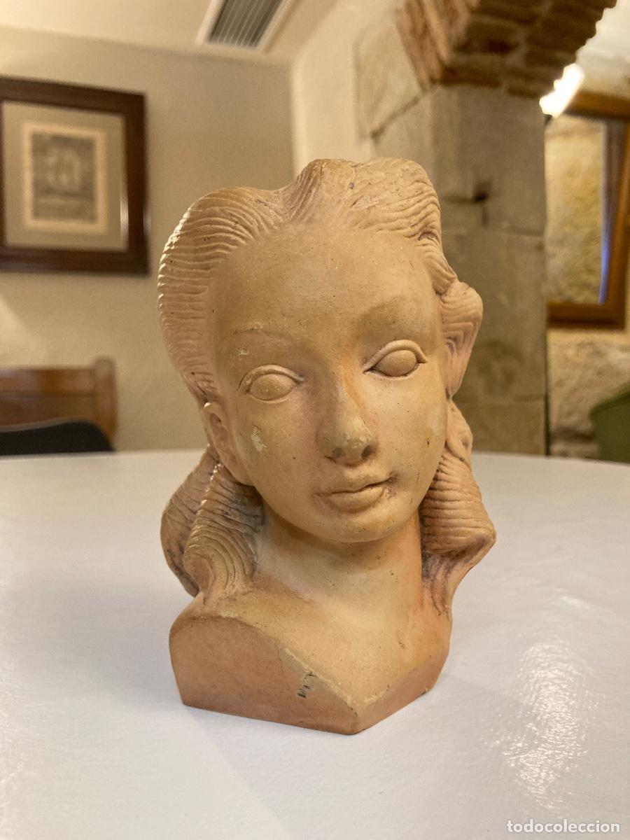 Arte: Antigua bonita y fina escultura del busto de mujer modelado en terracota arcillla barro.