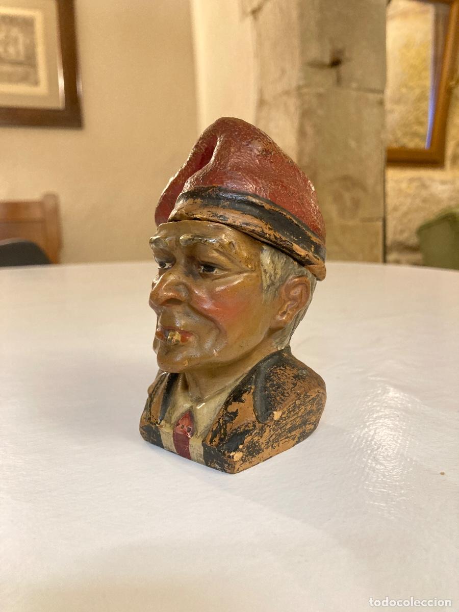 Arte: Antiguo y bonito palillero modelado en terracota representando el busto de hombre con barratina.