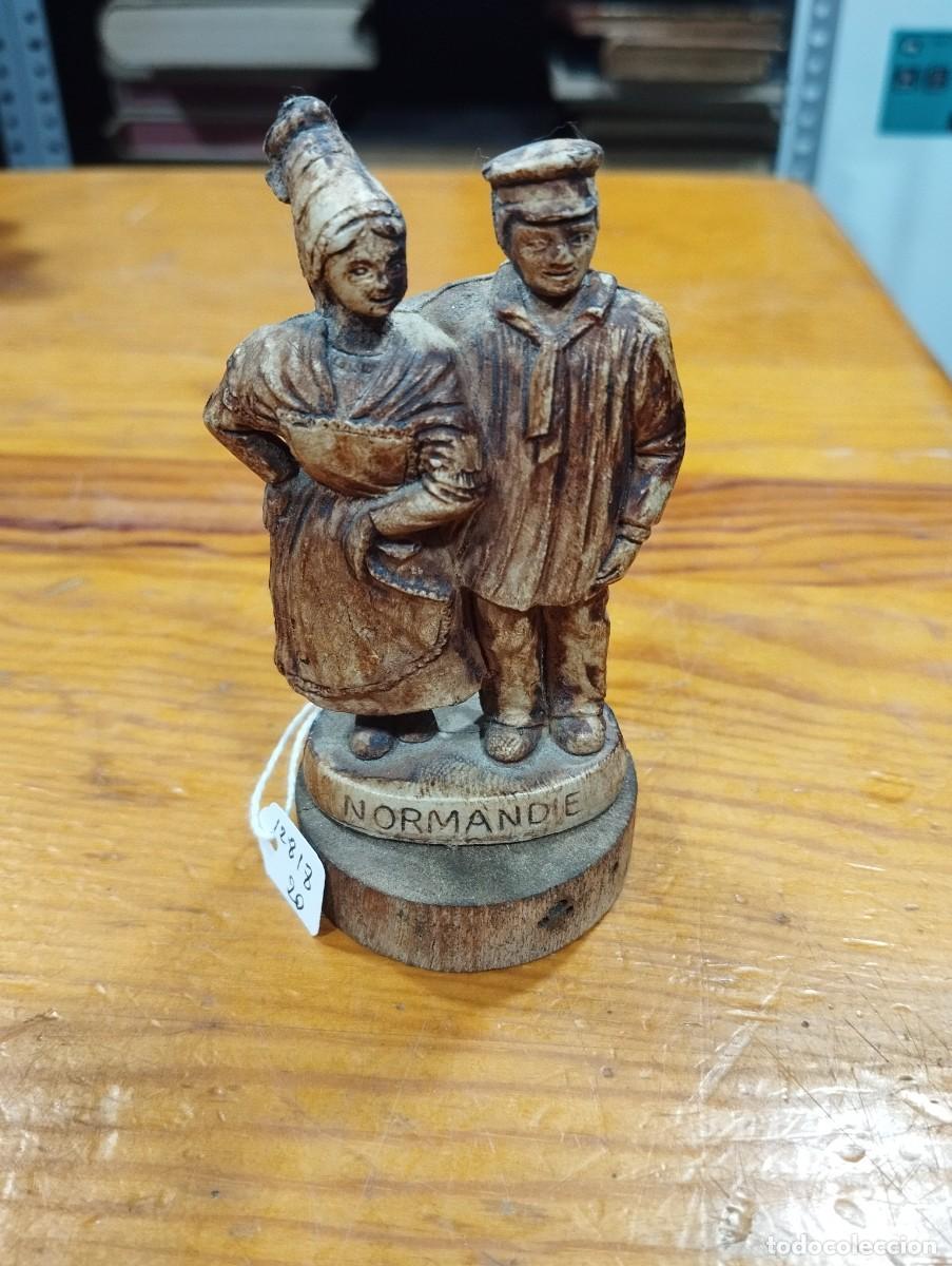Arte: FIGURA DE MADERA TALLADA. PAREJA CON VESTIDOS T&Iacute;PICOS DE NORMANDIE.