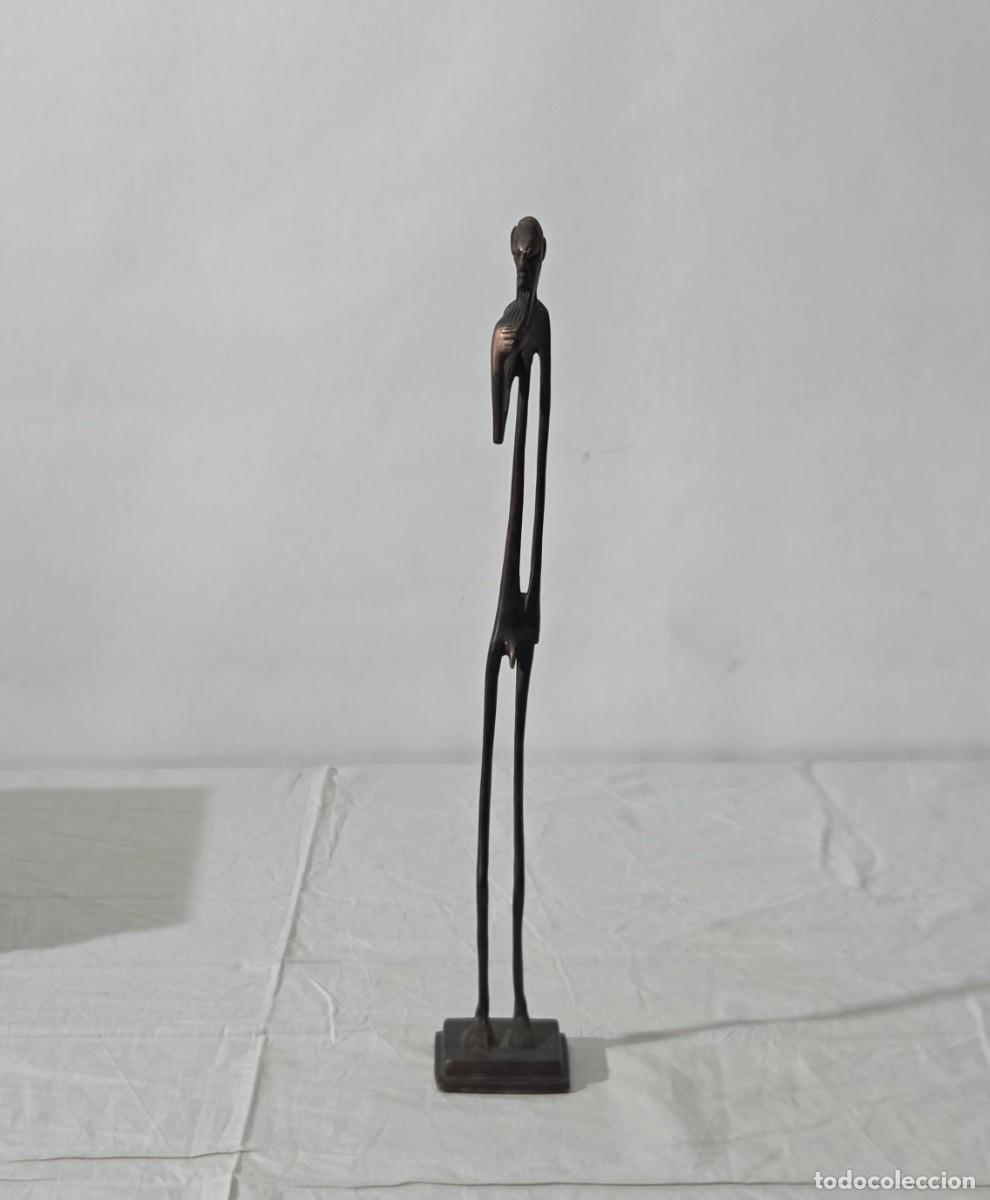 Arte: Figura estilizada de africano en bronce macizo