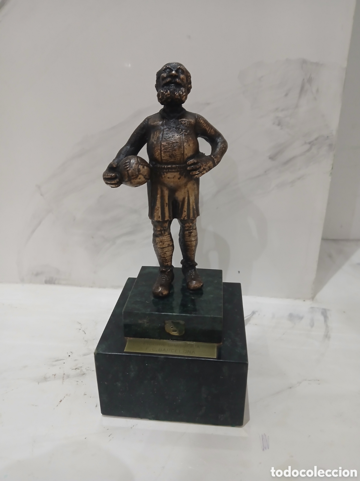 Arte: Escultura de barcelona le falta escudo.