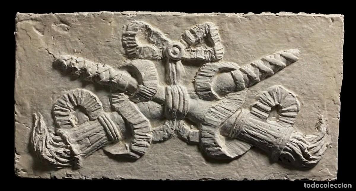 Arte: Antigua terracota con motivos Napole&oacute;n III, imperio. 36x24. Especial