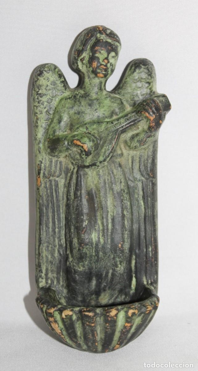 Arte: Benditera de terracota policromada con &aacute;ngel m&uacute;sico firmada Bellvitge