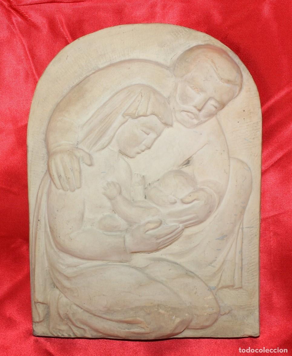 Arte: Sagrada Familia en relieve de terracota firmada Bellvitge.