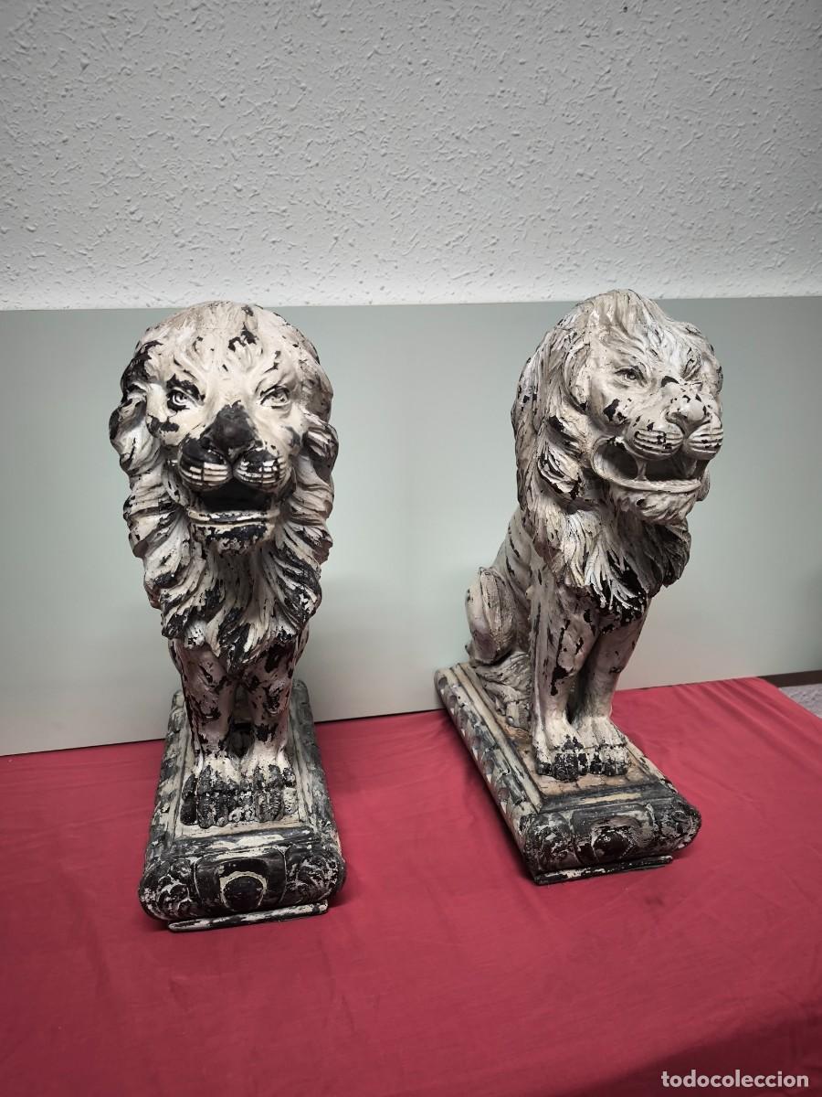 Kunst: PAREJA DE LEONES GUARDIANES TALLADOS EN MADERA .