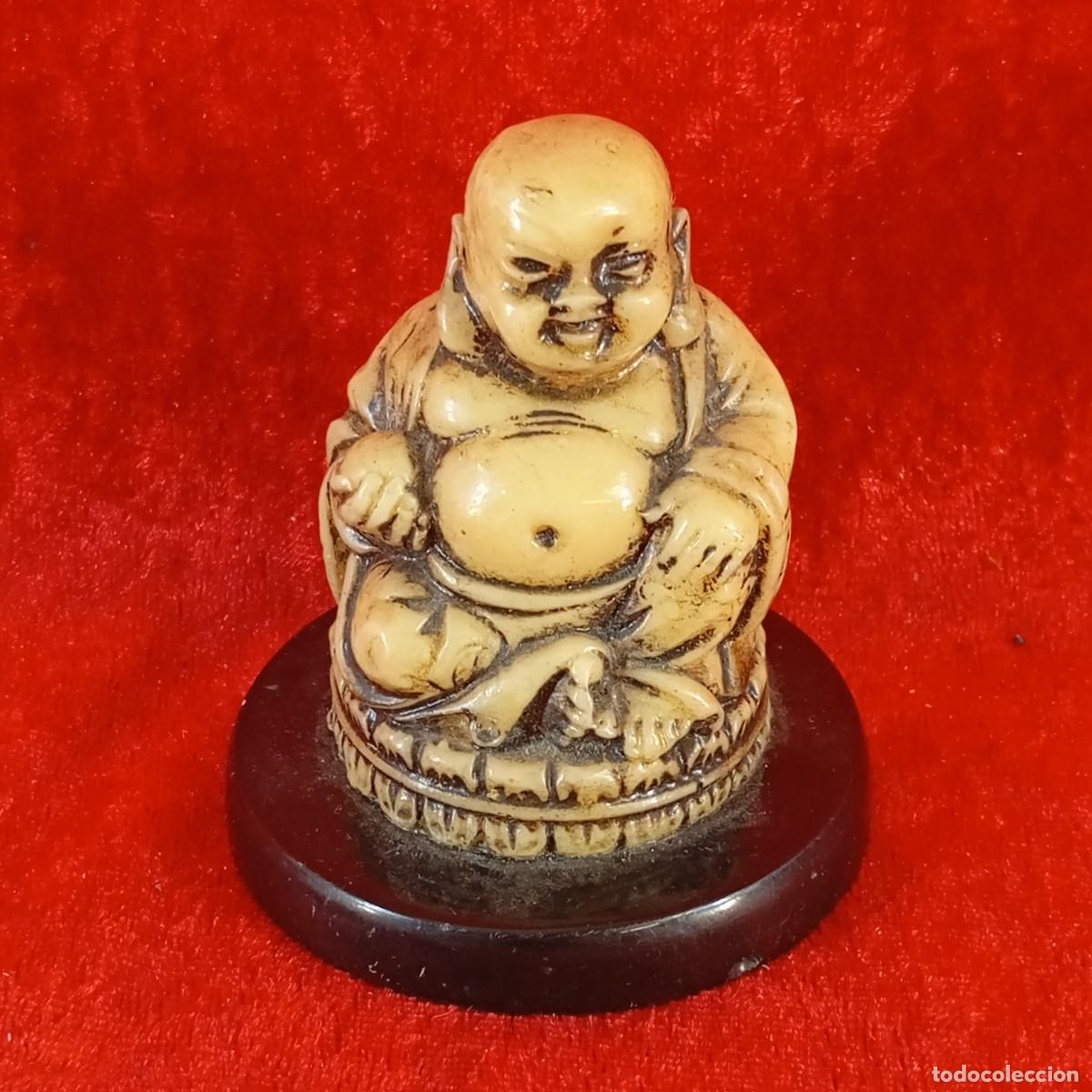 Arte: FIGURA VINTAGE EN MINIATURA - BUDA SONRRIENTE - TALLADO EN MARFIL Y BASE DE MADERA - 7,7 CM DE ALTO