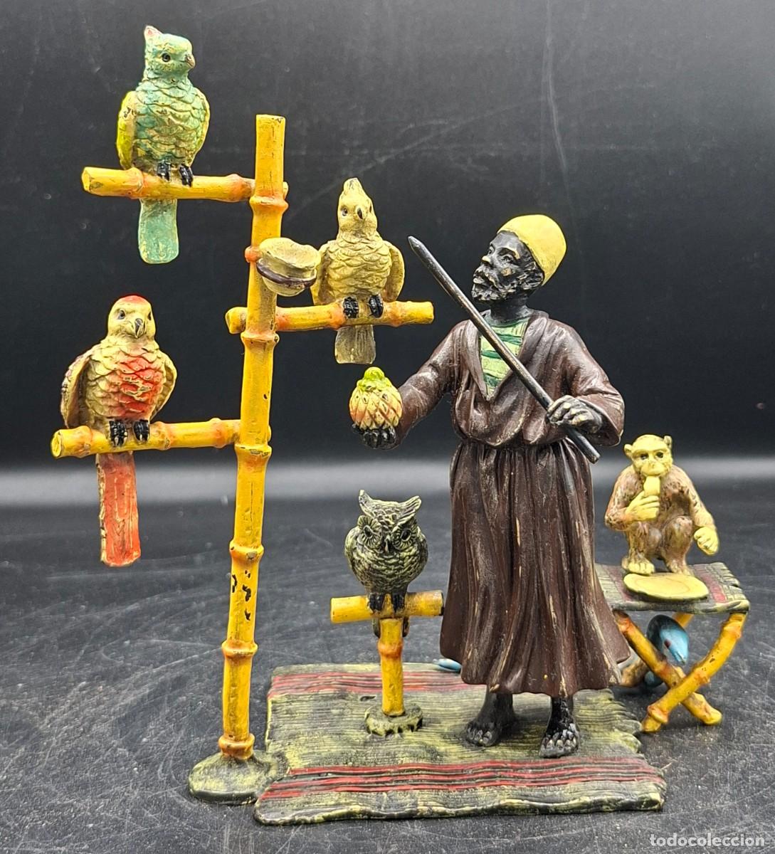 Arte: Escultura de arabe con loros y mono en bronce de Viena policromado con sello