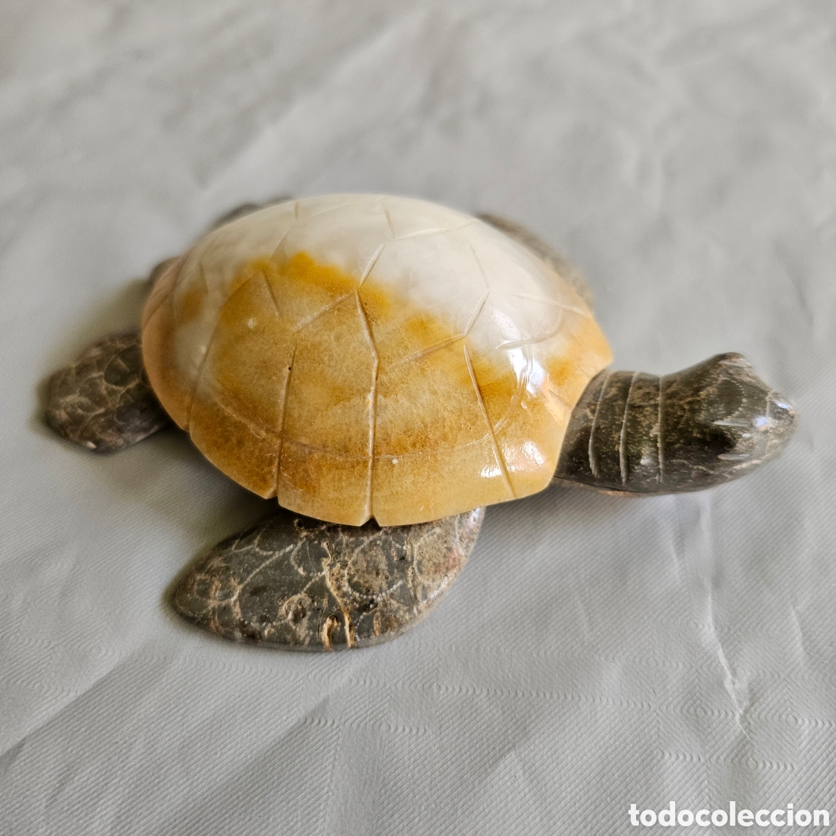 Arte: Figura de tortuga de piedra natural, onix amarillo y jaspe paisaje. Perfecto estado. Vintage