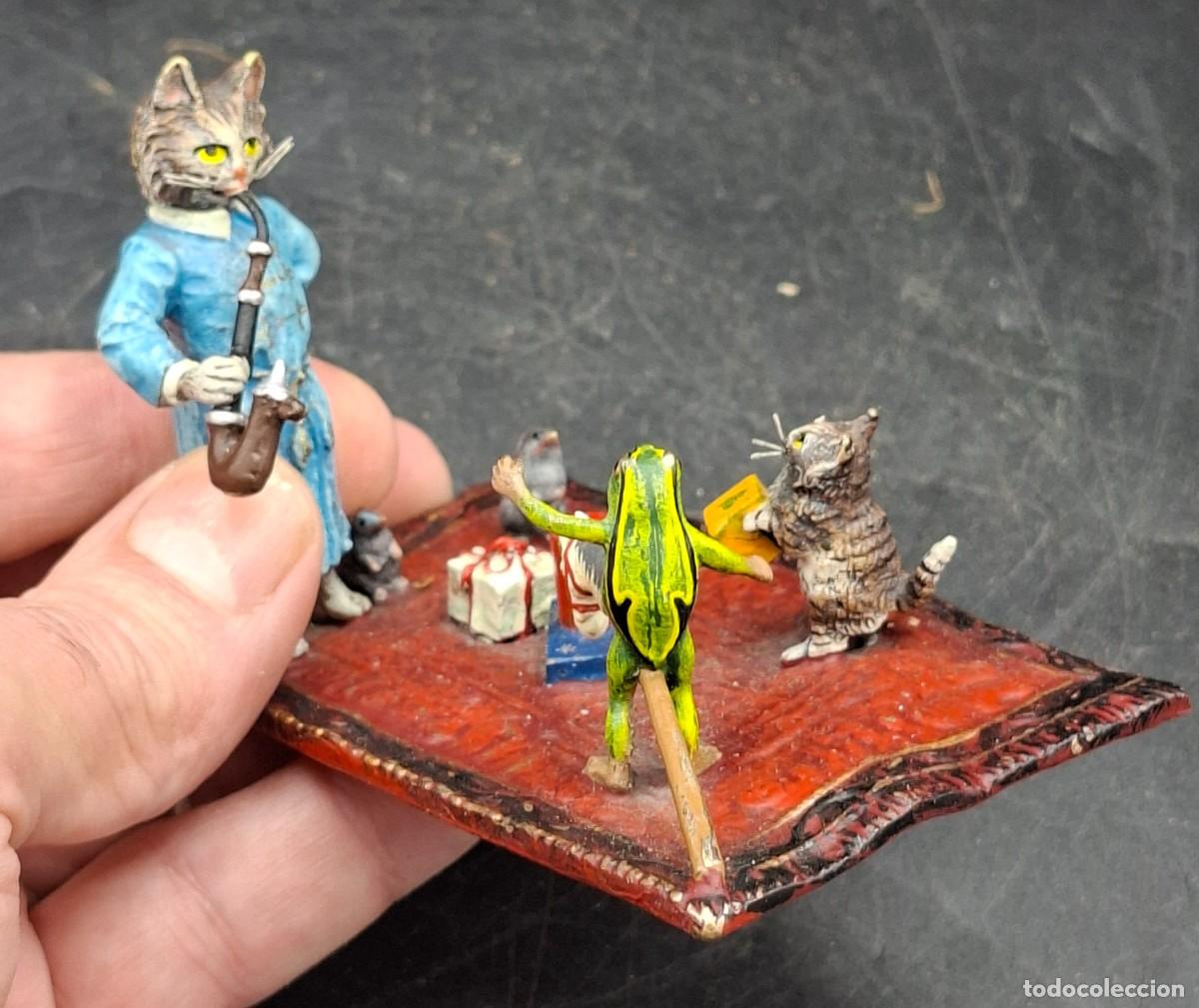 Arte: Bronce de Viena policromado con sello de animales jugando sobre alfombra