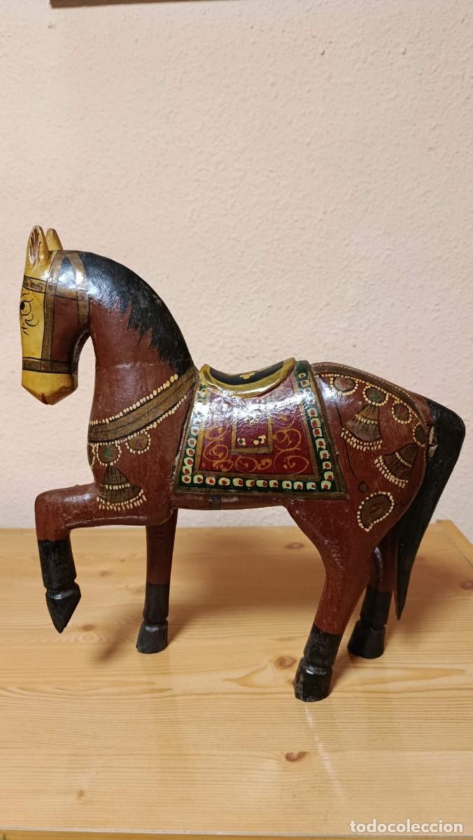 Arte: Caballo de madera pintado a mano, pata levantada, 29 cm alto x 27 cm largo
