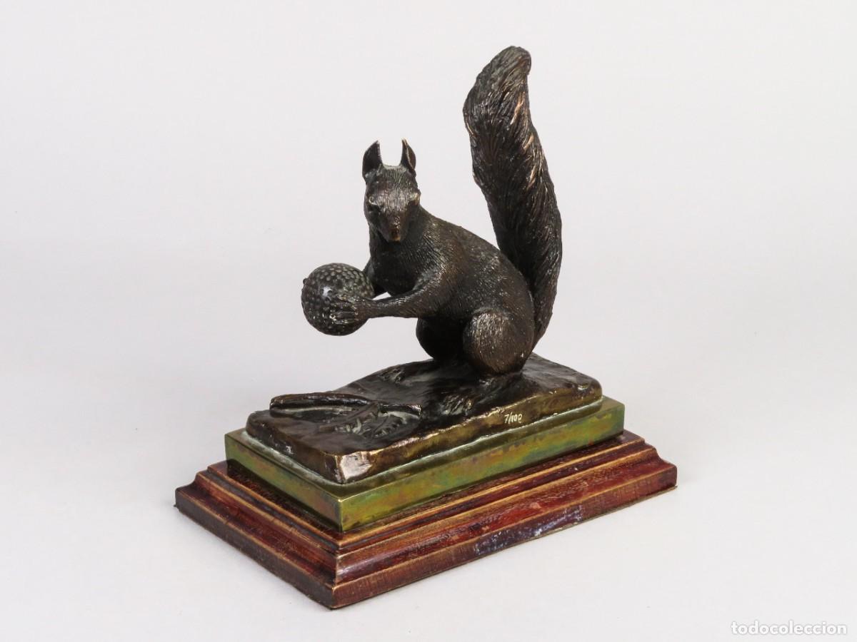 Arte: Ardilla escultura en bronce con base de madera Antonio Coello de Portugal 7/100 mediados de siglo XX