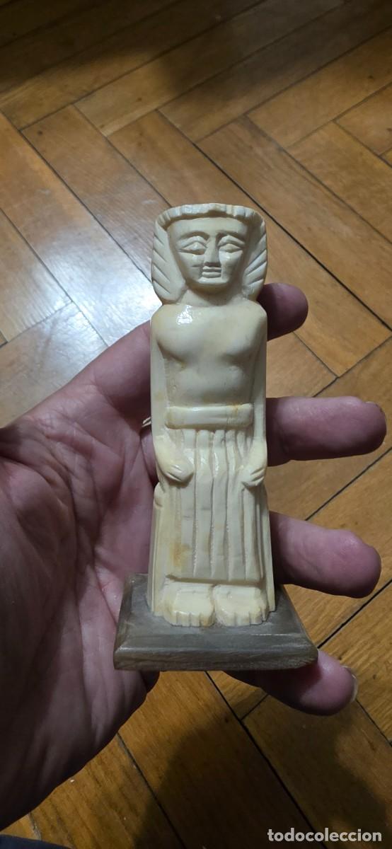 Arte: Preciosa escultura egipcia en hueso y base cuerno