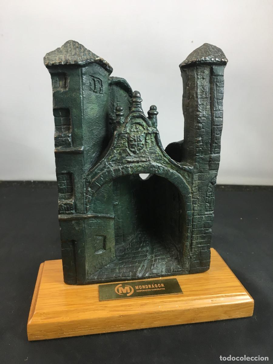 Arte: Reproducci&oacute;n en Bronce del Portal&oacute;n de Arrasate. Mondrag&oacute;n.