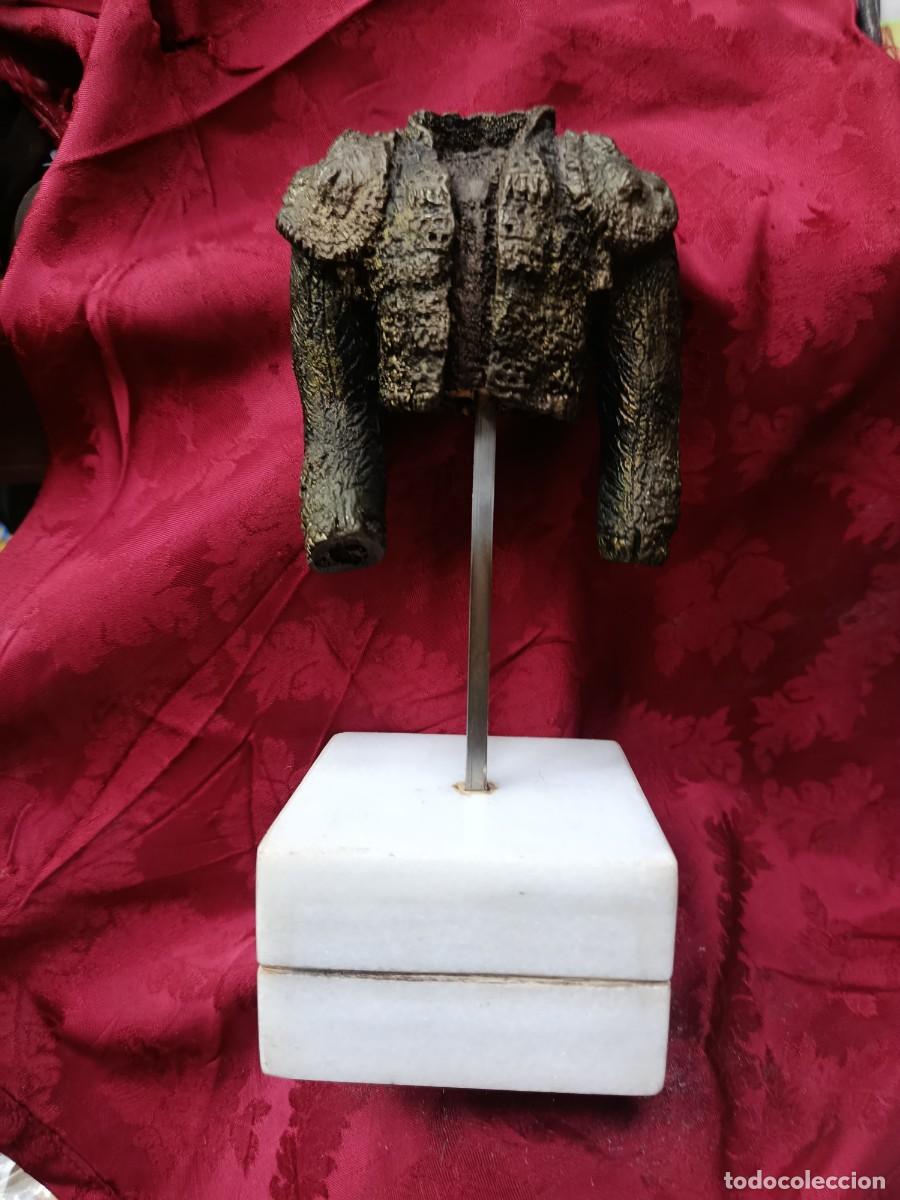 Arte: Preciosa escultura de bronce.Chaquetilla de torero.