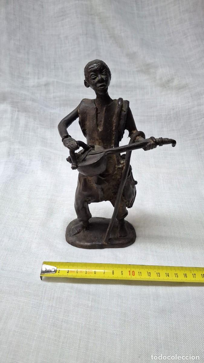 Arte: Preciosa estatuilla de bronce macizo que representa a un griot (m&uacute;sico tradicional y narrador de his