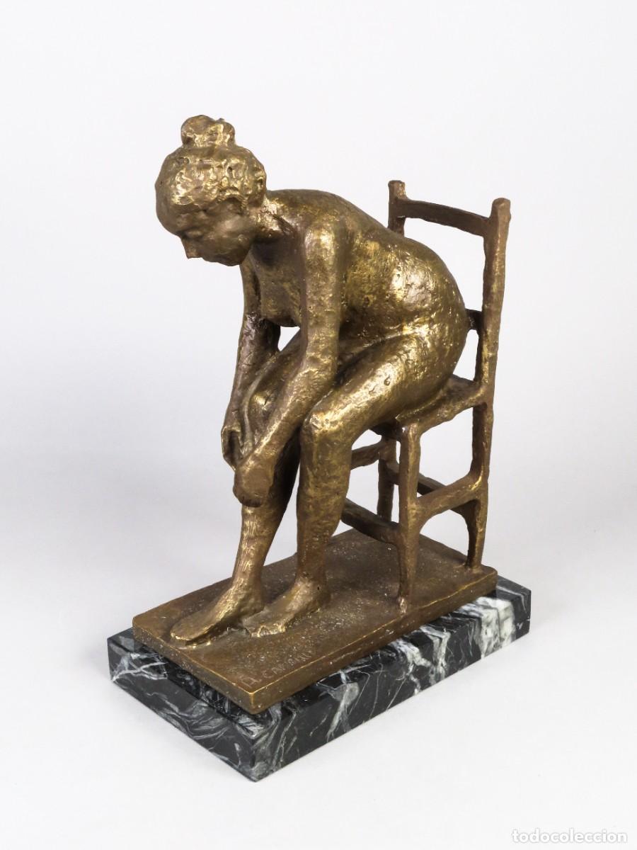 Arte: Bailarina sentada escultura en resina y base de m&aacute;rmol Antonio Campillo firmada y fechada 2006