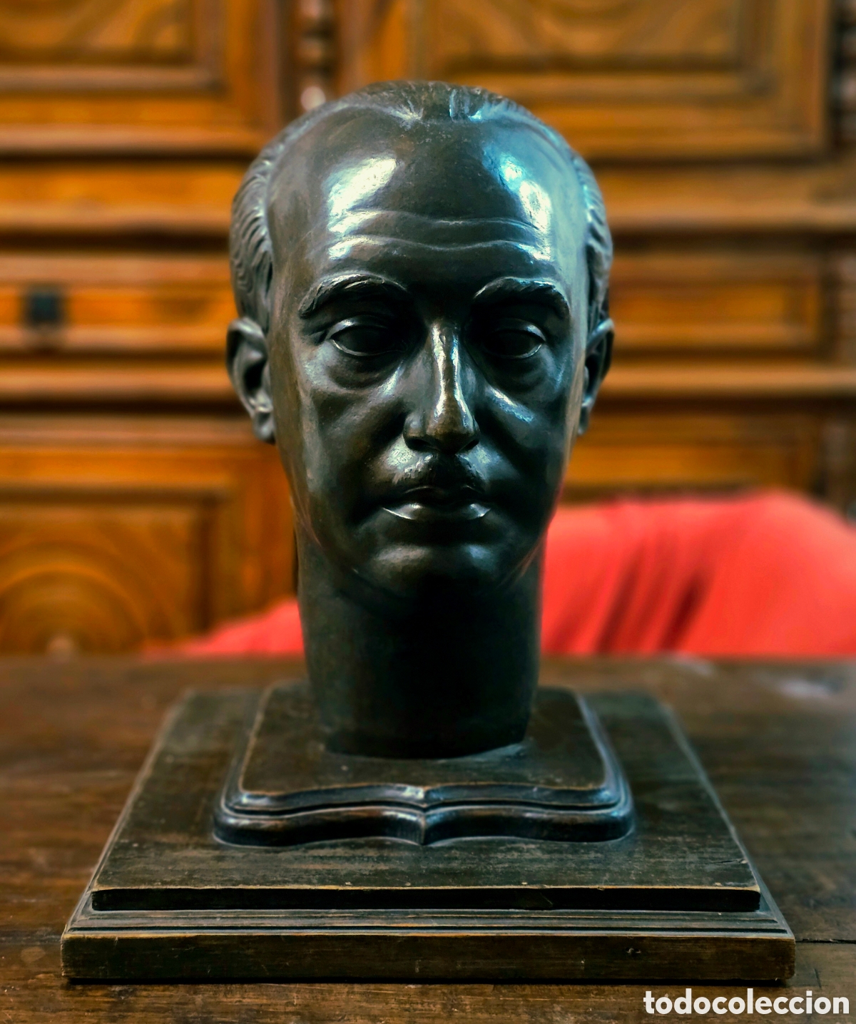 Arte: Busto de Franco. Escultura en bronce de E. Aladren, c.1940.