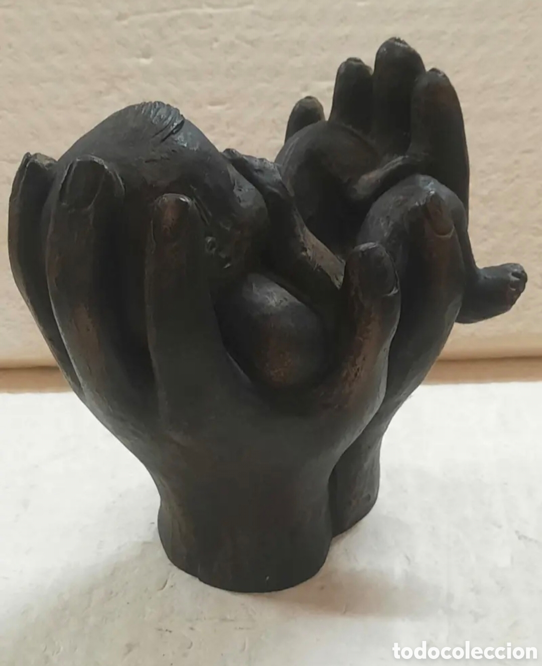 Arte: magn&iacute;fica escultura de terracota de un bebe en manos de la madre