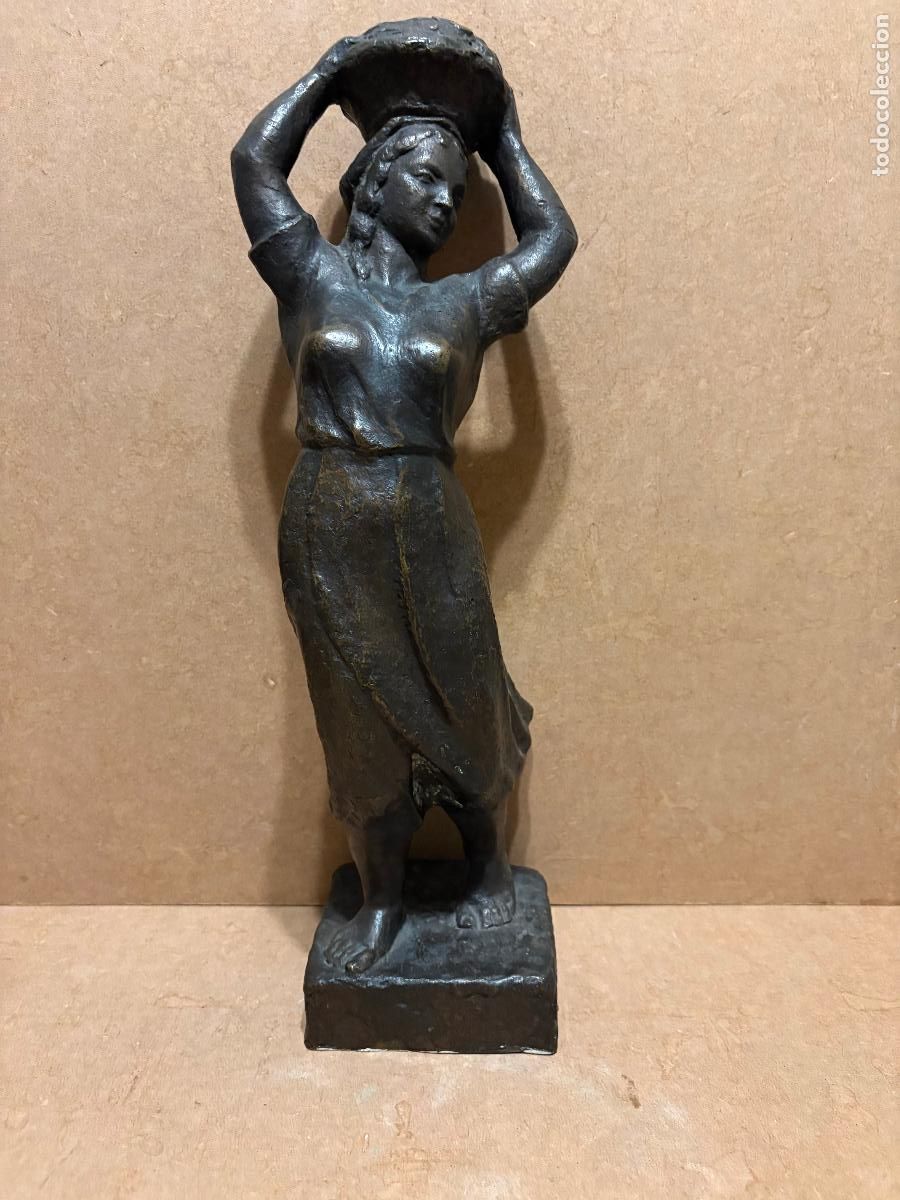 Arte: Mujer con cesta por Emiliano Barral (Sep&uacute;lveda, Segovia 1896-Madrid 1936)
