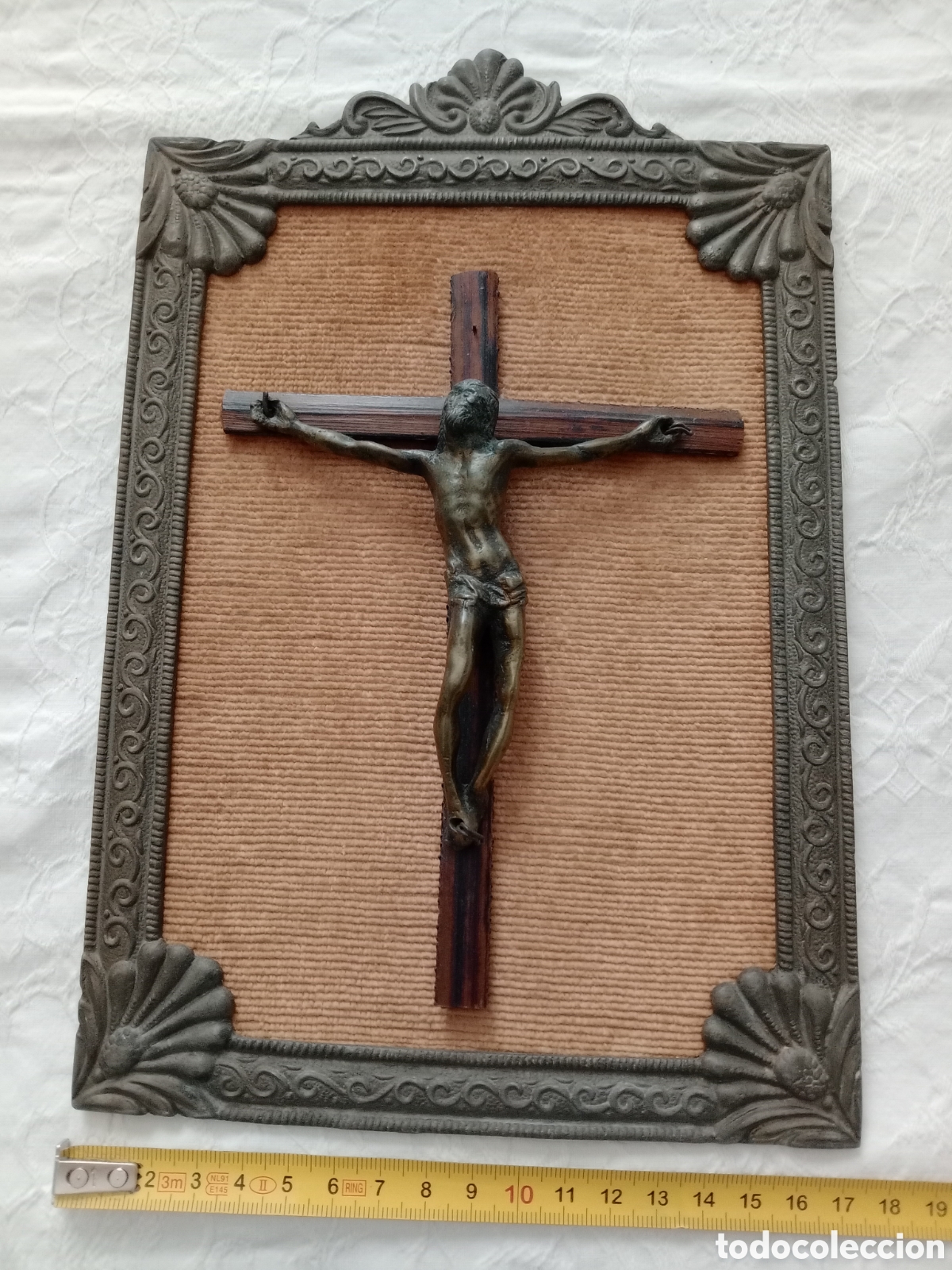 Arte: Figura Cristo crucificado bronce enmarcado