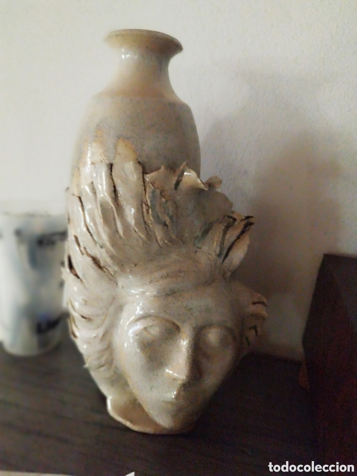 Arte: Gerra decorativa esculpida amb rostre femen&iacute;. Color gris clar