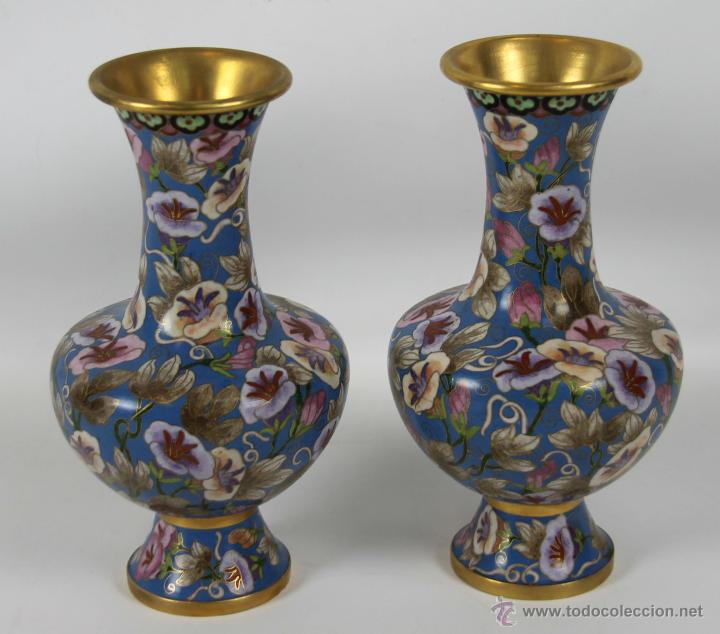 Art: PAREJA DE JARRONES EN METAL POLICROMADO. CLOISONN&Eacute;. SIGLO XX.