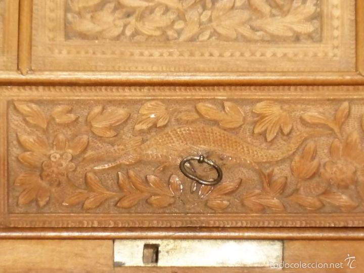 Arte: Caja tallada representando la caza del oso - Foto 27