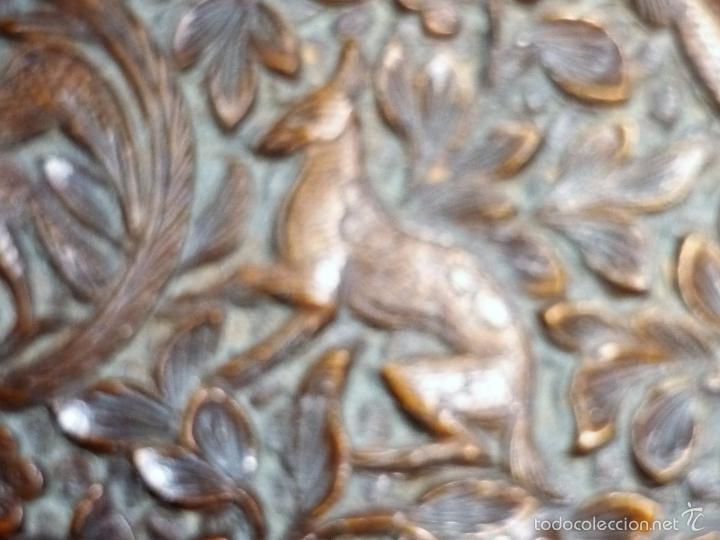 Arte: Caja tallada representando la caza del oso - Foto 35