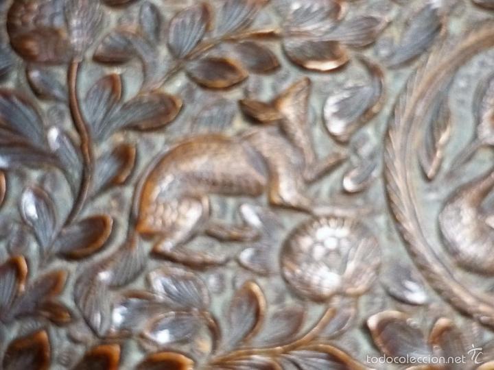 Arte: Caja tallada representando la caza del oso - Foto 37