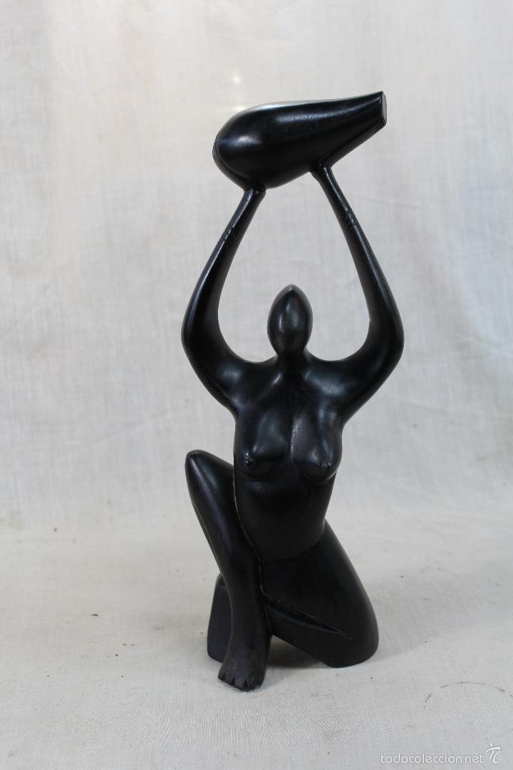 Arte: figura de mujer en madera tallada - Foto 1