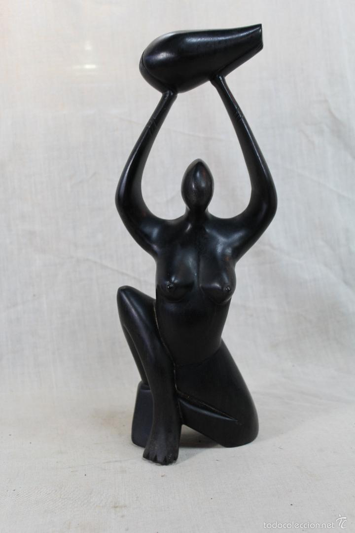 Arte: figura de mujer en madera tallada - Foto 2