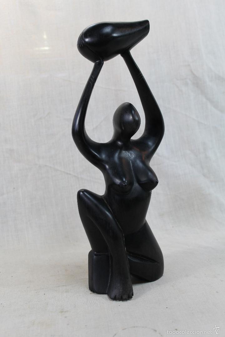 Arte: figura de mujer en madera tallada - Foto 3
