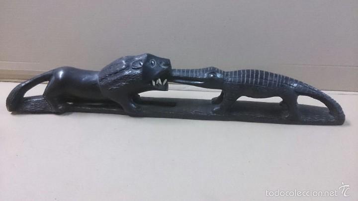 Arte: Figura en ebano de leon comiendose a cocodrilo - Foto 1