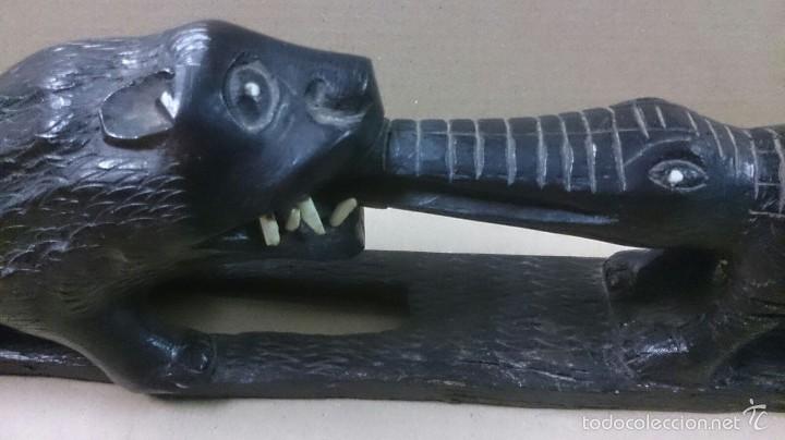 Arte: Figura en ebano de leon comiendose a cocodrilo - Foto 5