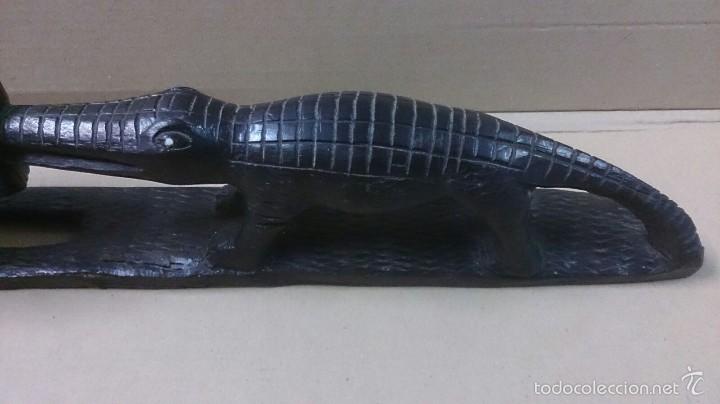 Arte: Figura en ebano de leon comiendose a cocodrilo - Foto 6