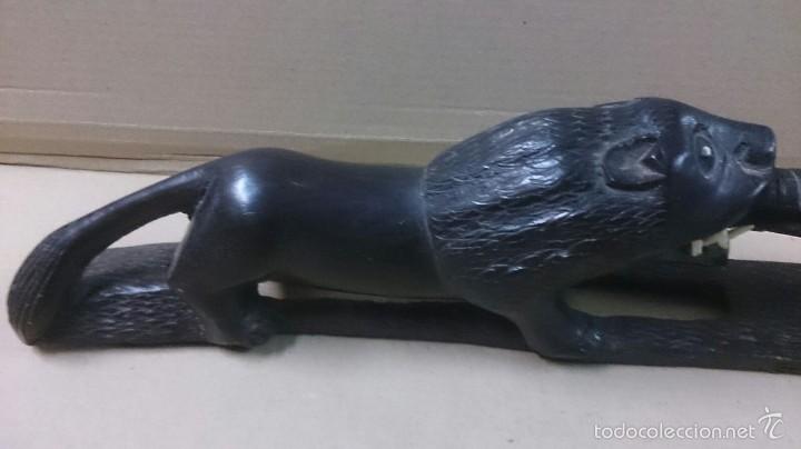 Arte: Figura en ebano de leon comiendose a cocodrilo - Foto 7