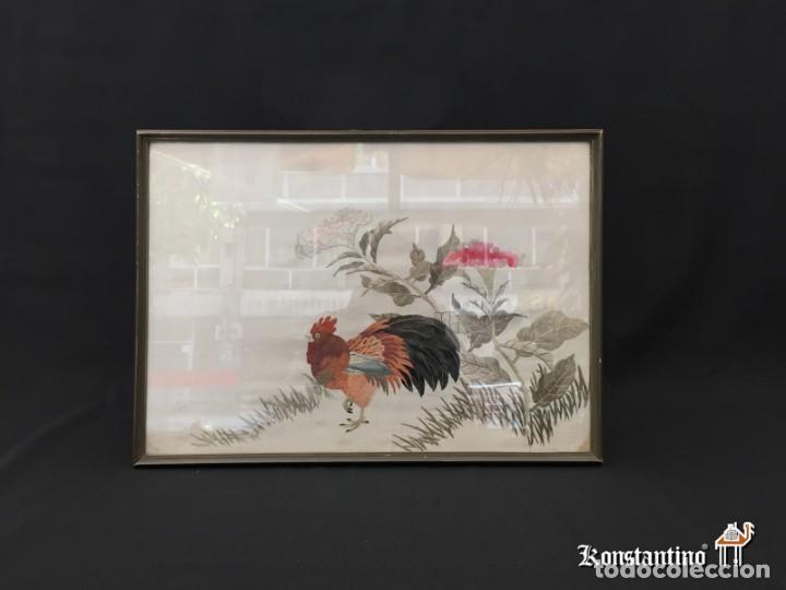 Arte: Gallo bordado sobre seda con marco. - Foto 1