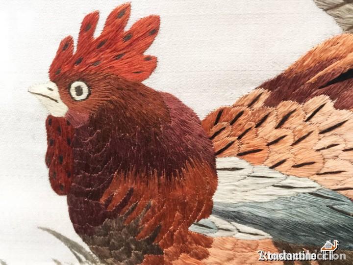 Arte: Gallo bordado sobre seda con marco. - Foto 2