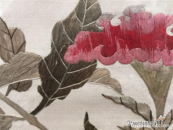 Arte: Gallo bordado sobre seda con marco. - Foto 3