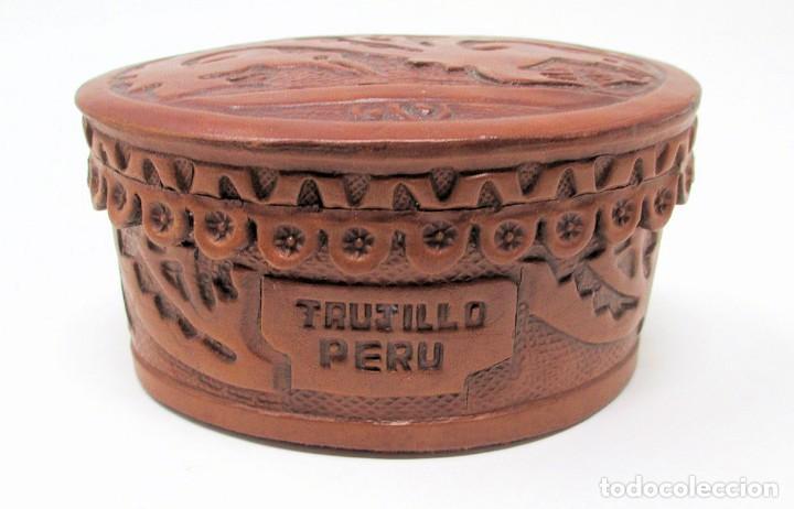Art: Caja de cuero repujado artesanal, souvenir de la civilizaci&oacute;n Chan-Chan de Trujillo (Per&uacute;).