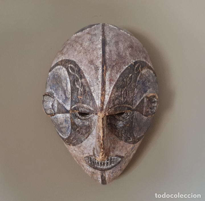 Arte: Muy antigua máscara autóctona Congoleña de la etnia Luba en madera tallada, República Democrática de - Foto 3 - 265412384