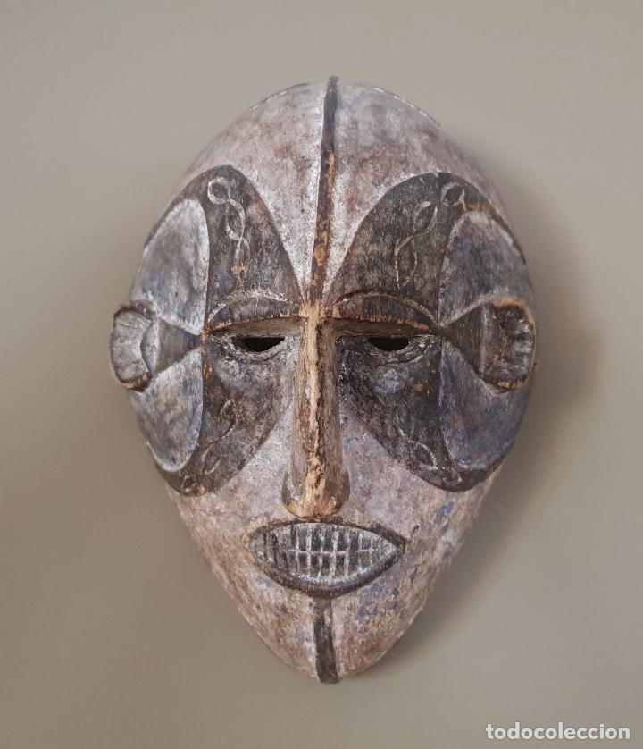 Arte: Muy antigua máscara autóctona Congoleña de la etnia Luba en madera tallada, República Democrática de - Foto 5 - 265412384
