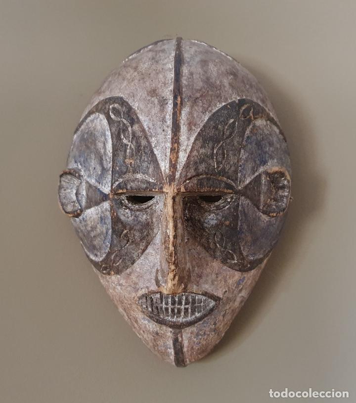 Arte: Muy antigua máscara autóctona Congoleña de la etnia Luba en madera tallada, República Democrática de - Foto 1 - 265412384