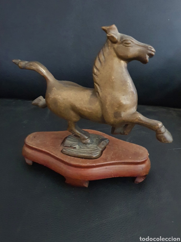 Arte: Caballo celestial bronce, con pie de madera. - Foto 1