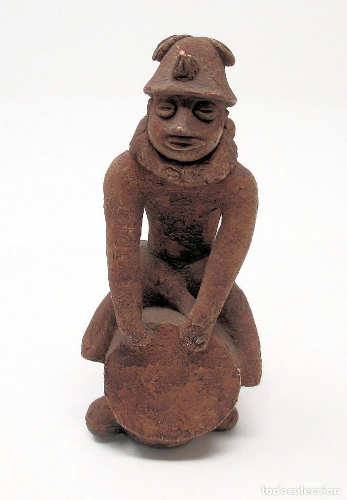 Art: Figura Ind&iacute;gena con tambor en Resina de calidad. Mide 12 cm de alto x 7 cm de largo