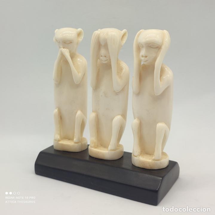 Arte: Escultura antigua art decó ( Los tres monos japoneses de la sabiduría ), en marfil y peana de ébano - Foto 2 - 293937668